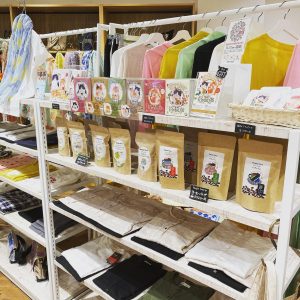 ほぼほ星ヶ丘には、国内外のこだわりの商品に目移りしてしまいます。絹にこだわったアイテムや、夏に向けての様々な対策グッズ、もちろんマスクやマスク代わりになるストールまで、アクセサリーから食品まで品揃えが豊富です。